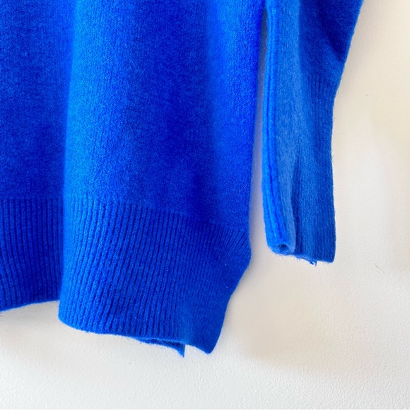 VINTAGE | Bright Blue Plush Knit Turtleneck - Picture 6 of 6
